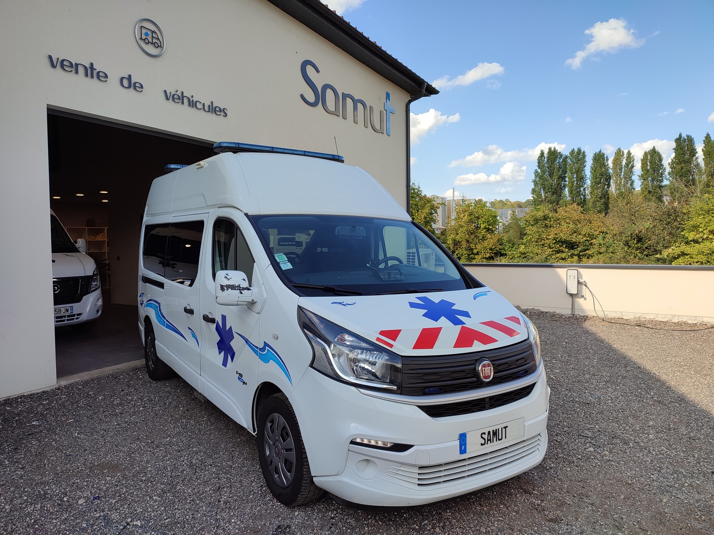 Samut Ambulance-Fiat-Talento-L2H2-1 Renault Master  